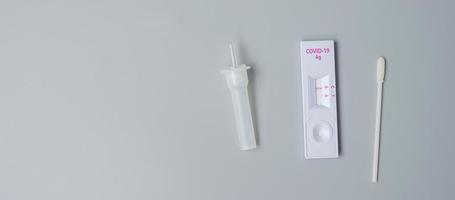 kit per test antigenico rapido con risultato negativo durante il test covid-19 con tampone. coronavirus auto nasale o test domiciliare, blocco e concetto di isolamento domiciliare foto