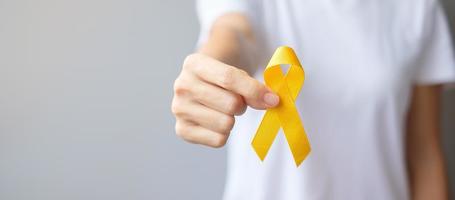 giornata di prevenzione del suicidio, sarcoma, mese di sensibilizzazione sul cancro alle ossa, alla vescica e all'infanzia, nastro giallo per sostenere le persone che vivono e le malattie. concetto di assistenza sanitaria per bambini e giornata mondiale del cancro foto