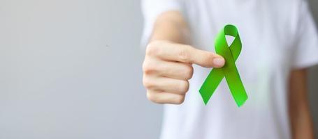 mese di sensibilizzazione della giornata mondiale della salute mentale di settembre, donna con il colore del nastro verde lime per sostenere le persone che vivono e la malattia. concetti sanitari foto