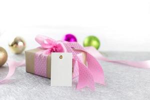 confezione regalo rosa e carta foto