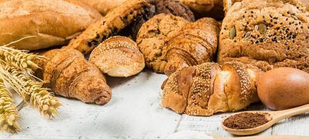 panetteria su sfondo bianco legno diversi tipi di pane foto