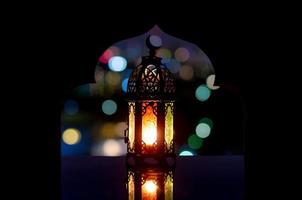 lanterna che ha il simbolo della luna in cima con la luce del bokeh della città foto