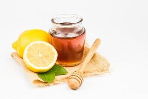 miele con limone su sfondo bianco foto