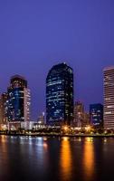 edificio di notte vista notturna di Bangkok dal lago Ratchada foto