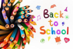 messaggio banner vista dall'alto torna a scuola con oggetti a matita colorata per la scuola su sfondo bianco foto