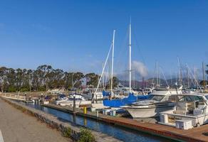 vista marina con yacht ormeggiati in primo piano, sullo sfondo Golden Gate Bridge in piccole e bellissime nuvole, California, Stati Uniti foto