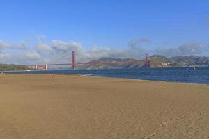 vista del Golden Gate Bridge da Crissy Field Beach, San Francisco foto