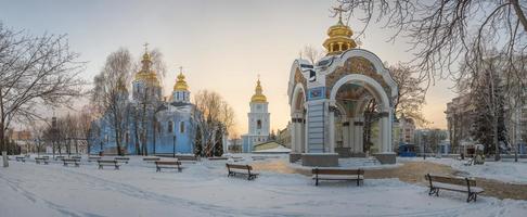 vista tramonto invernale di st. la cattedrale e il ministero degli affari esteri di michael a kiev, ucraina foto