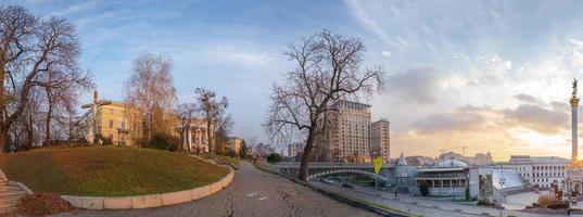 centro della città vicino alla piazza dell'indipendenza e alla via khreshchatyk la sera. foto