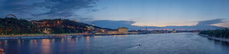 panorama notturno di kiev, dove puoi vedere il fiume dnepr, l'argine, piazza pochtovaya, st. la chiesa di andrew, l'arco dell'amicizia del popolo, vladimirskaya gorka. foto