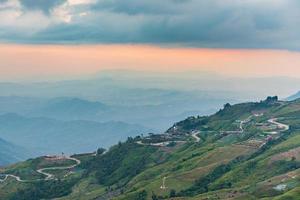 la strada e le case della valle riprese dall'alto. foto