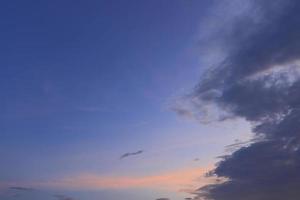 il cielo con le nuvole al mattino, alla sera. foto