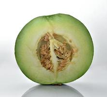 melone tagliato a metà su sfondo bianco. foto