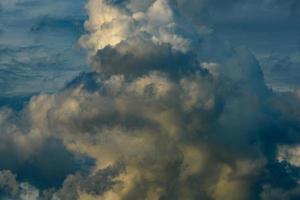 il cielo è pieno di nuvole dense foto