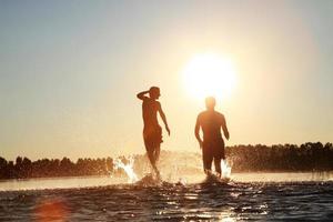 gruppo di amici che si divertono sulla spiaggia. foto