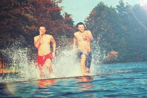 gruppo di amici che si divertono sulla spiaggia. foto