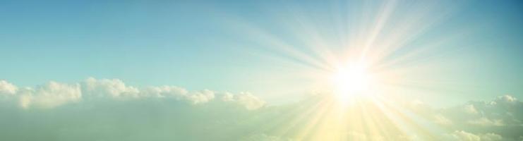 cielo blu durante una giornata di sole con luce solare. foto