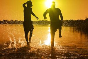 gruppo di amici che si divertono sulla spiaggia. foto