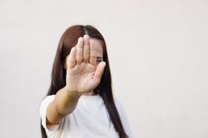 donna ha alzato la mano per dissuadere, campagna fermare la violenza contro le donne foto