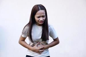 le donne asiatiche hanno dolore addominale dovuto alle mestruazioni. foto