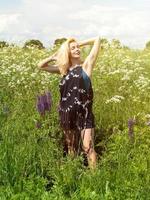 donna cammina attraverso un campo in fiore foto