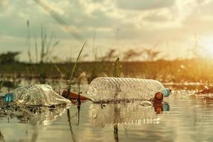 immondizia di bottiglie di plastica nel fiume foto