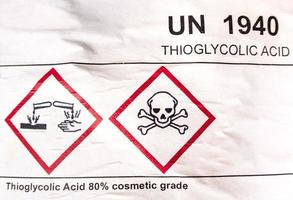 simbolo di materiale corrosivo sull'etichetta del contenitore dell'acido foto