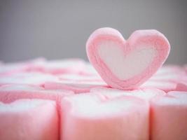 marshmallow a forma di cuore rosa per lo sfondo di San Valentino foto