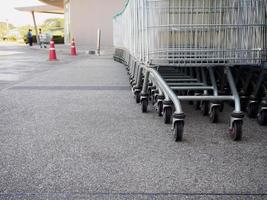 carrelli della spesa nel parcheggio foto