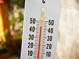 termometro del primo piano che mostra la temperatura in gradi centigradi foto