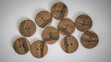 carta da parati bottoni in legno di noce con una pronunciata trama fatta a mano foto