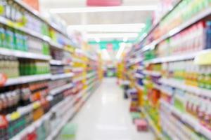 astratto sfocatura dello sfondo del corridoio del supermercato foto