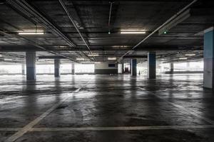 interno del parcheggio vuoto vuoto nel grande magazzino foto