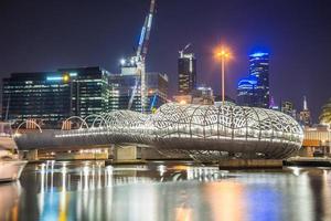 melbourne, australia - 15 giugno 2015 - webb bridge a South Wharf l'iconico design moderno con racconti aborigeni di melbourne, australia. foto