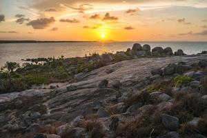 tramonto all'isola boscosa orientale la famosa spiaggia della città di nhulunbuy nella terra di arnhem, territorio settentrionale dello stato dell'australia. foto