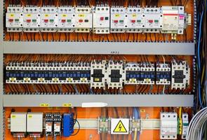 pannello di controllo con contatori di energia statica e interruttori automatici (fusibile) foto