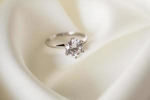 gioielli matrimonio anello di diamanti vicino foto