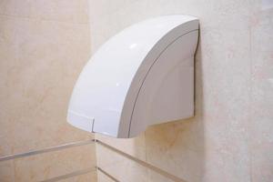 asciuga mani automatico del bagno nella toilette pubblica del wc foto