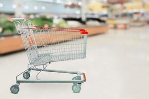 supermercato negozio di alimentari con carrello vuoto foto