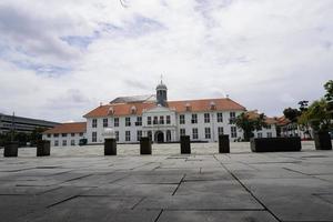 la vista frontale del museo di storia di jakarta museo batavia situato nella città vecchia di kota tua di jakarta, indonesia. foto