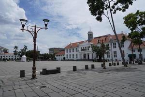 la vista frontale del museo di storia di jakarta museo batavia situato nella città vecchia di jakarta, indonesia. foto