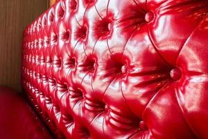 struttura del divano in pelle rossa di lusso foto
