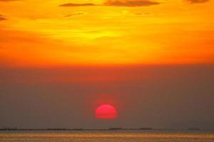 tramonto colorato rosso scuro oeange giallo cielo sul mare foto