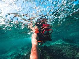 snorkeling in mare su un'isola tropicale foto