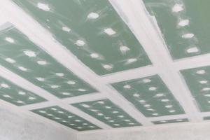 installazione di cartongesso a soffitto in cantiere foto