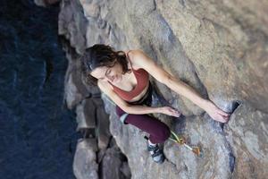 bella ragazza si arrampica sulla roccia. foto