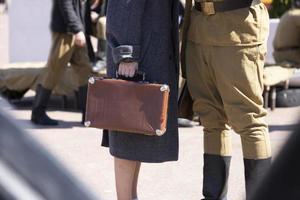 due persone in divisa militare durante la grande guerra patriottica con una valigia. foto