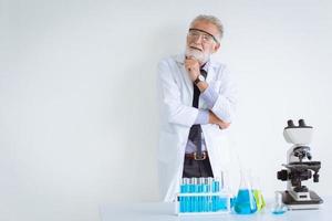 medico che pensa nel laboratorio di scienze dell'ospedale con spazio bianco per il testo. foto