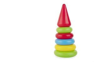 la piramide multicolore per bambini è costruita con anelli di plastica luminosi. giocattolo dai colori vivaci per lo sviluppo della logica. Isolato su uno sfondo bianco. foto