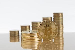 primo piano bitcoin moneta d'oro su sfondo bianco. criptovaluta bitcoin. concetto di affari. foto